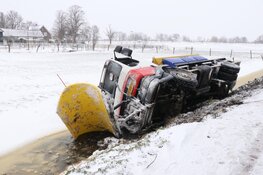 Strooiwagen eindigt in de sloot in Amstelveen