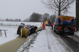 Strooiwagen eindigt in de sloot in Amstelveen