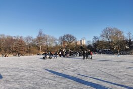 Politie stopt illegaal ijsfeest op De Poel in Amstelveen