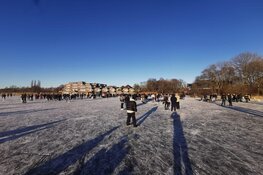Politie stopt illegaal ijsfeest op De Poel in Amstelveen