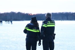 Politie stopt illegaal ijsfeest op De Poel in Amstelveen