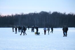 Politie stopt illegaal ijsfeest op De Poel in Amstelveen