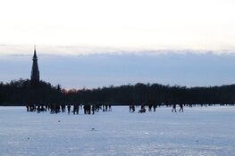 Politie stopt illegaal ijsfeest op De Poel in Amstelveen