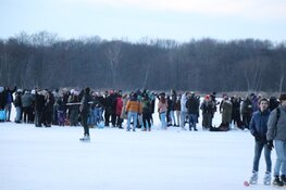 Politie stopt illegaal ijsfeest op De Poel in Amstelveen