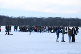 Politie stopt illegaal ijsfeest op De Poel in Amstelveen