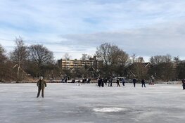 Opnieuw veel jongeren bij elkaar op ijs van De Poel in Amstelveen