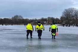 Opnieuw veel jongeren bij elkaar op ijs van De Poel in Amstelveen