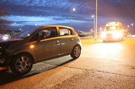 Auto tegen lantaarnpaal geknald in Aalsmeer