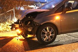 Auto tegen lantaarnpaal geknald in Aalsmeer