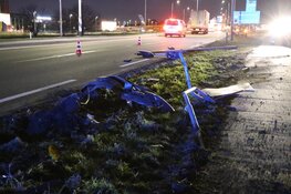 Auto tegen lantaarnpaal geknald in Aalsmeer
