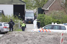 Zwaarbewapende agenten en aanhoudingen bij loods in Aalsmeer