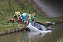 Auto te water in Amstelveen: traumaheli ter plekke