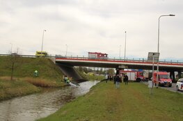 Auto te water in Amstelveen: traumaheli ter plekke