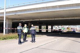 Vrachtwagen met haakarm tegen viaduct gereden in Amstelveen