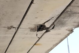 Vrachtwagen met haakarm tegen viaduct gereden in Amstelveen