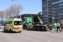 Vrachtwagen met haakarm tegen viaduct gereden in Amstelveen