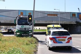 Vrachtwagen met haakarm tegen viaduct gereden in Amstelveen