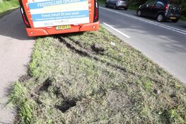 Lijnbus vastgeraakt in berm bij Uithoorn
