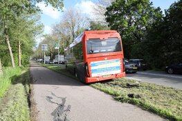 Lijnbus vastgeraakt in berm bij Uithoorn