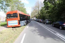 Lijnbus vastgeraakt in berm bij Uithoorn