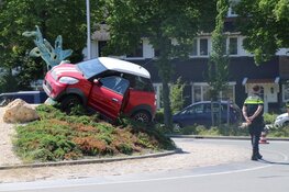 Invalidewagen rijdt rechtdoor op rotonde in Amstelveen