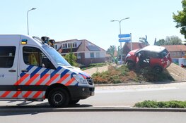 Invalidewagen rijdt rechtdoor op rotonde in Amstelveen