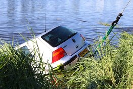 Auto raakt te water na uitwijkmanoeuvre in Amstelveen