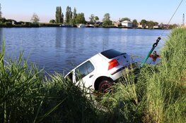 Auto raakt te water na uitwijkmanoeuvre in Amstelveen