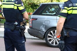 Auto tegen boksschool gereden