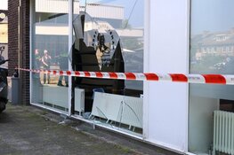 Auto tegen boksschool gereden