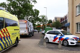 Vuilnisauto tegen hoogwerker gereden