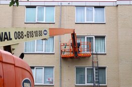 Vuilnisauto tegen hoogwerker gereden