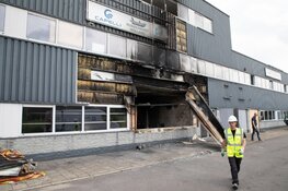 Schade bij bedrijven na nachtelijke brand Aalsmeer goed zichtbaar