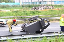 Grote &#39;barbecue aanhanger&#39; gekanteld op A9 bij Amstelveen