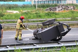 Grote &#39;barbecue aanhanger&#39; gekanteld op A9 bij Amstelveen