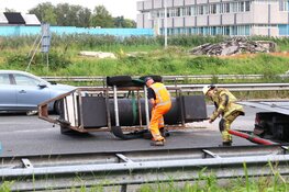 Grote &#39;barbecue aanhanger&#39; gekanteld op A9 bij Amstelveen