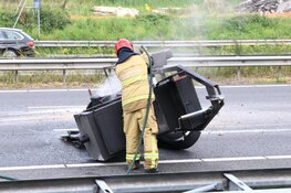 Grote &#39;barbecue aanhanger&#39; gekanteld op A9 bij Amstelveen