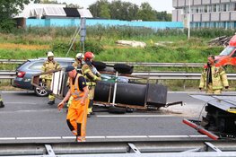 Grote &#39;barbecue aanhanger&#39; gekanteld op A9 bij Amstelveen