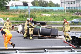 Grote &#39;barbecue aanhanger&#39; gekanteld op A9 bij Amstelveen