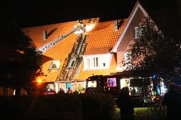 Brand in dak van woning Aalsmeer