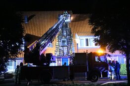 Brand in dak van woning Aalsmeer