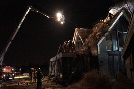 Brand bij woning met rieten kap in Amstelveen