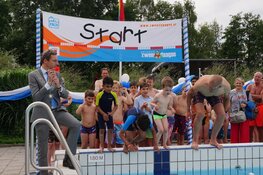 Met elkaar zwemmen voor een ander