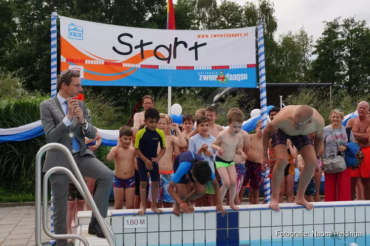 Met elkaar zwemmen voor een ander
