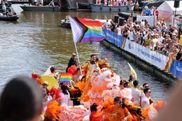 Canal Parade Pride Amsterdam in volle gang (fotoalbum)