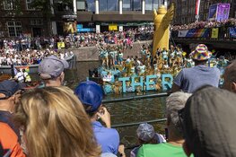 Canal Parade Pride Amsterdam in volle gang (fotoalbum)