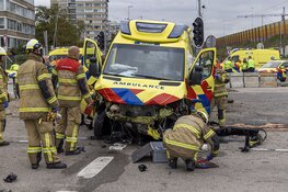 Ambulance crasht op de Keizer Karelweg in Amstelveen