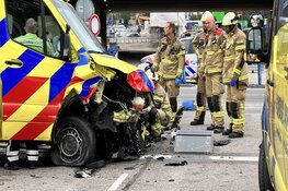 Ambulance crasht op de Keizer Karelweg in Amstelveen