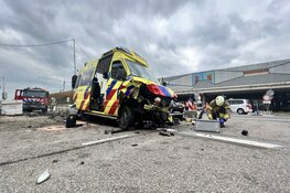 Ambulance crasht op de Keizer Karelweg in Amstelveen