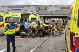 Ambulance crasht op de Keizer Karelweg in Amstelveen